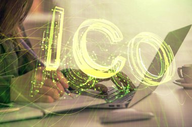 Bilgisayarda ve kripto piyasa temalı hologram çizimlerinde kadın elinin çifte pozu. Engelleme zinciri kavramı.