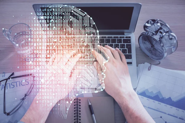 コンピューターのキーボードと脳のホログラム図面に入力する人の手の二重露出 最上階だ Aiとデータ技術の概念 — ストック写真