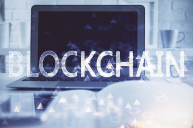 Blockchain temalı holograma ve bilgisayar arkaplanlı masaya çoklu maruz kalma. Bitcoin şifreleme para birimi kavramı.