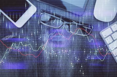 Forx grafik hologramının telefonlu masaüstü üzerinde çoklu pozlandırılması. Üst Manzara. Mobil ticaret platformu kavramı.