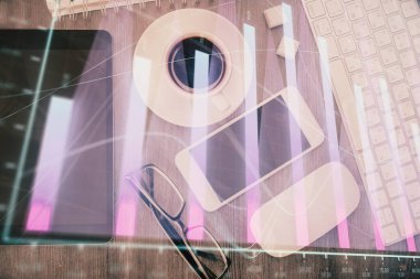 Forx grafik hologramının telefonlu masaüstü üzerinde çoklu pozlandırılması. Üst Manzara. Mobil ticaret platformu kavramı.