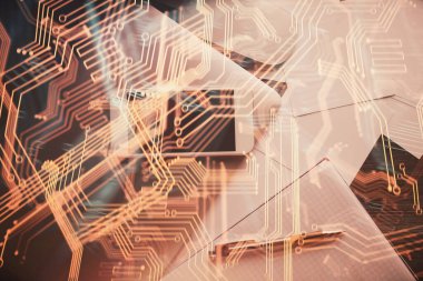 Teknoloji temalı çizimlerin çoklu pozu telefon ile masanın üzerinde. Üst Manzara. Yüksek teknoloji kavramı.