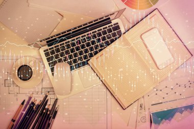 Forx grafiğinin bilgisayar ile masa arkaplanının üzerine çizimi. Finansal araştırma ve analiz kavramı. Üst görünüm.