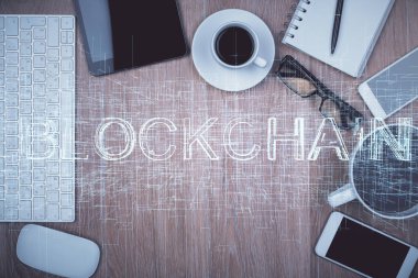 Telefonlu masanın üzerinde iki kat daha fazla engelleme temalı hologram görüntüsü var. Üst Manzara. Kripto teknolojisi kavramı.