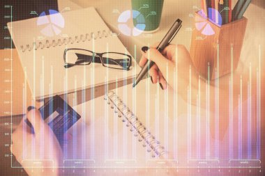 İnternetten alışveriş yapan kadının elinde kredi kartı ve mali grafik çizimi var. Borsa E-ticaret kavramı.