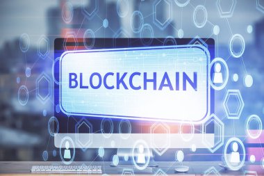 Blockchain temalı holograma ve bilgisayar arkaplanlı masaya çoklu maruz kalma. Bitcoin şifreleme para birimi kavramı.