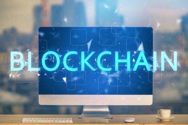 Blockchain temalı holograma ve bilgisayar arkaplanlı masaya çoklu maruz kalma. Bitcoin şifreleme para birimi kavramı.