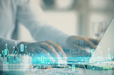 Teknoloji temalı hologramı olan bilgisayar geçmişi olan bir iş adamı. Yüksek teknoloji kavramı. Çoklu pozlama.