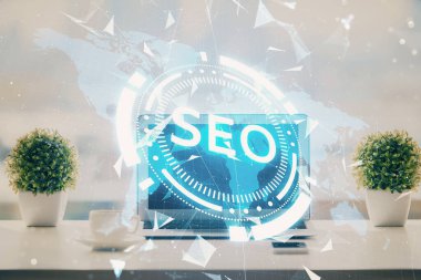 Bilgisayar ve seo çizim hologramı olan bir masanın çifte görüntüsü. Arama optimizasyon kavramı.