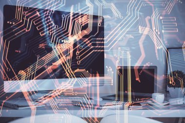 Bilgisayar, teknoloji temalı hologramla birlikte ofiste. Çoklu maruz kalma. Teknoloji kavramı.