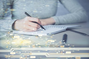 Veri teknolojisi hologramıyla arka planda el yazısının iki katına çıkarılması. Büyük veri kavramı.