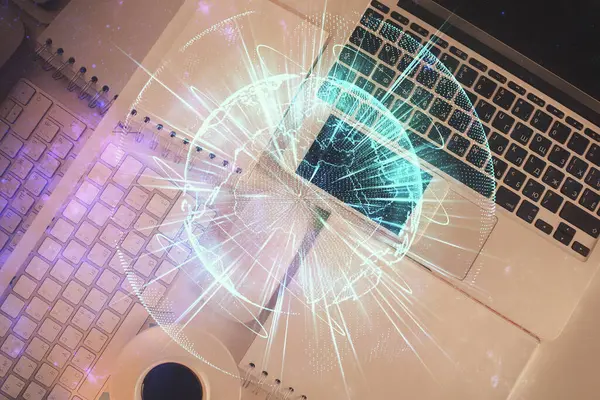 デスクトップの背景にコンピュータ上のビジネステーマのホログラム図面 最上階だ 多重露光 国際的なつながりの概念 ロイヤリティフリーのストック画像