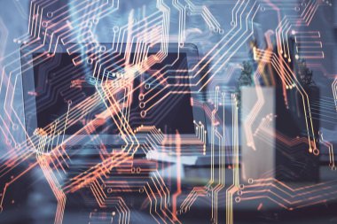 Bilgisayar, teknoloji temalı hologramla birlikte ofiste. Çoklu maruz kalma. Teknoloji kavramı.