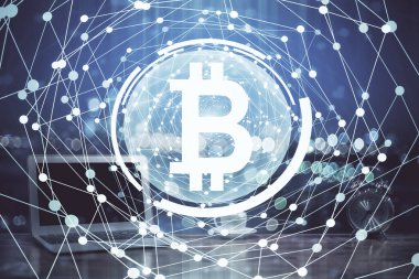 Blockchain temalı holograma ve bilgisayar arkaplanlı masaya çoklu maruz kalma. Bitcoin şifreleme para birimi kavramı.