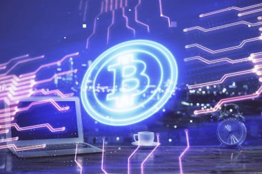 Blockchain temalı holograma ve bilgisayar arkaplanlı masaya çoklu maruz kalma. Bitcoin şifreleme para birimi kavramı.