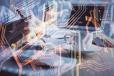 Teknik temalı hologram, arka plan notları alan kadınların eline göre daha üstün. Yüksek teknoloji kavramı. Çift pozlama