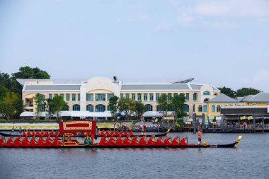 Chao Phraya Nehri 'ndeki Kraliyet Mavnası Tayland Kralı' nın taç giyme töreninde kullanılacak.
