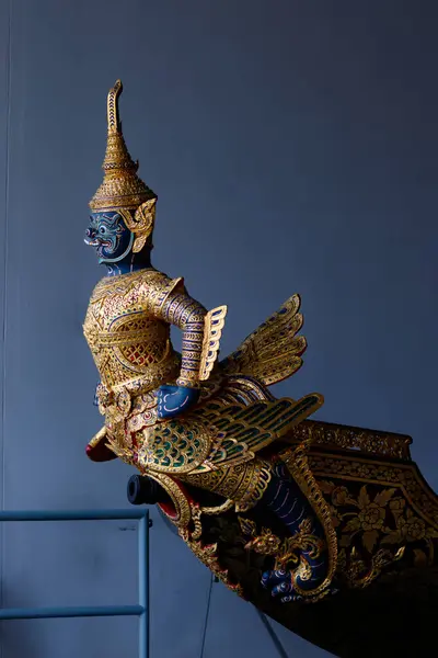 Tayland Bangkok 'taki Tayland Kraliyet Mavnası. Tayland Kraliyet Mavnası kraliyet ailesinde kraliyet tapınağına yapılan geleneksel kutsal emanet töreninde kullanılır.