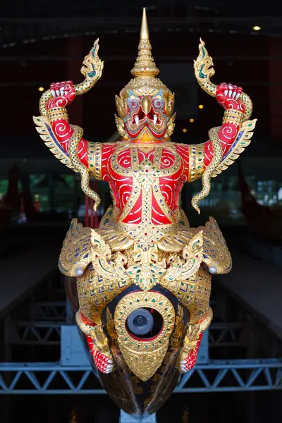 Tayland Bangkok 'taki Tayland Kraliyet Mavnası. Tayland Kraliyet Mavnası kraliyet ailesinde kraliyet tapınağına yapılan geleneksel kutsal emanet töreninde kullanılır.