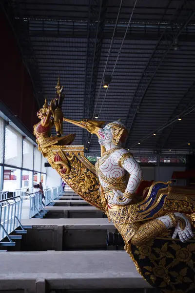 Tayland Bangkok 'taki Tayland Kraliyet Mavnası. Tayland Kraliyet Mavnası kraliyet ailesinde kraliyet tapınağına yapılan geleneksel kutsal emanet töreninde kullanılır.