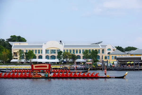 Chao Phraya Nehri 'ndeki Kraliyet Mavnası Tayland Kralı' nın taç giyme töreninde kullanılacak.
