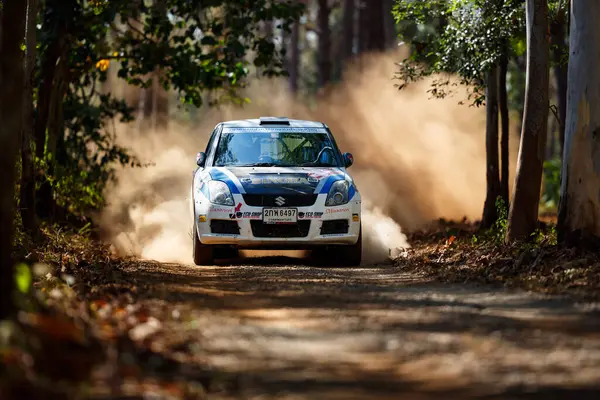 CHIANGMAI, THAILAND - 24 APR 2016: Chiang Mai, Tayland 'da arabasının pilotu bilinmiyor.