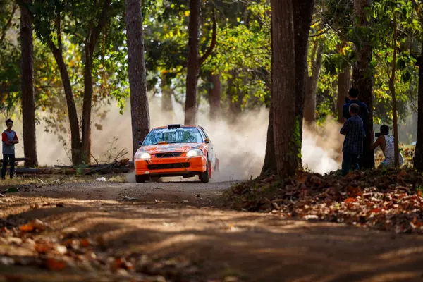 CHIANGMAI, THAILAND - 24 APR 2016: Chiang Mai, Tayland 'da arabasının pilotu bilinmiyor.