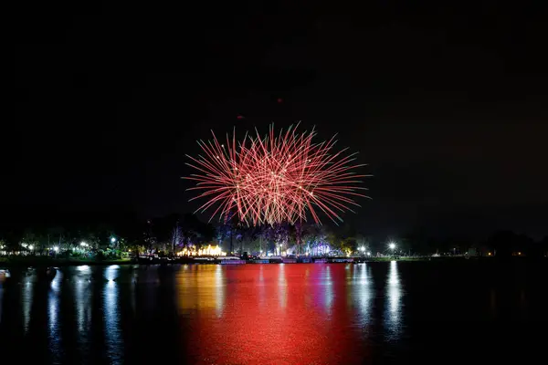 Gölde güzel havai fişekler