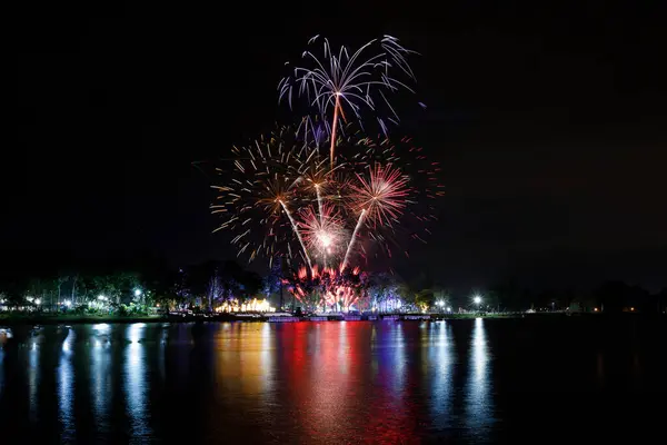 Gölde güzel havai fişekler