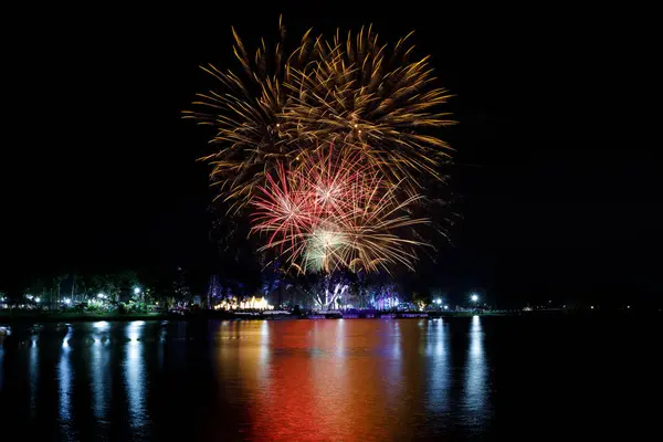 Gölde güzel havai fişekler