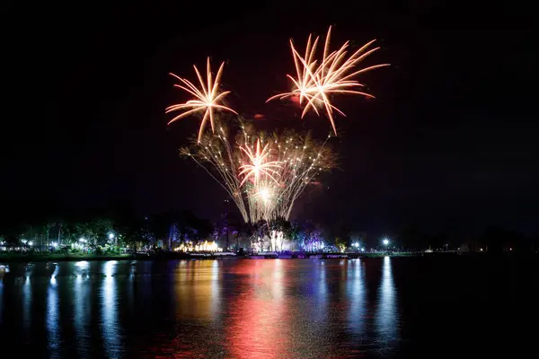 Gölde güzel havai fişekler