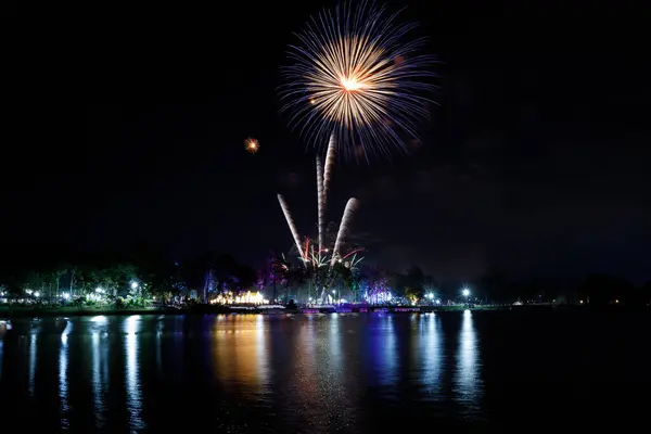 Gölde güzel havai fişekler