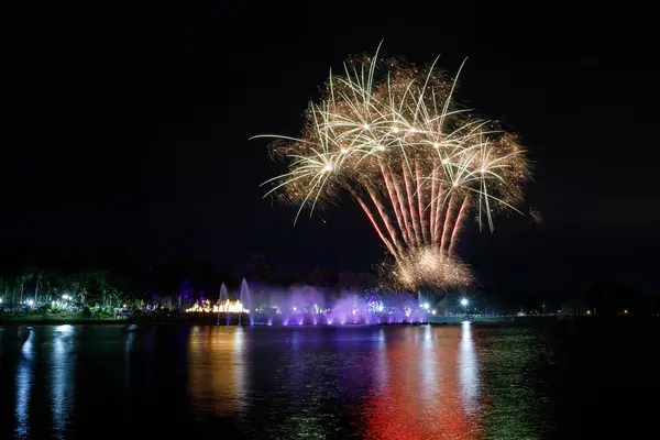 Gölde güzel havai fişekler