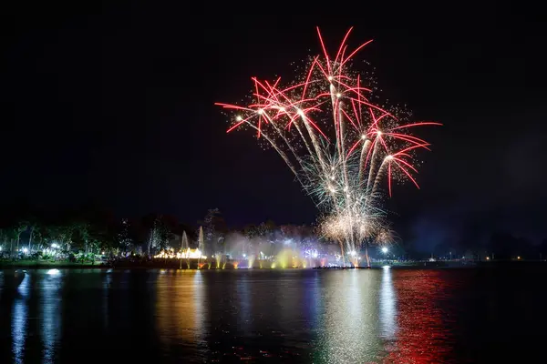 Gölde güzel havai fişekler