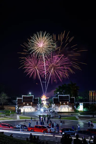 Kraliyet Parkı Rajapruek Chiangmai Tayland 'da çok güzel havai fişekler..