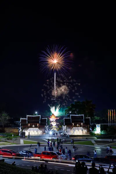 Kraliyet Parkı Rajapruek Chiangmai Tayland 'da çok güzel havai fişekler..