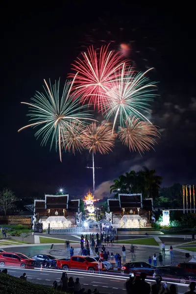 Kraliyet Parkı Rajapruek Chiangmai Tayland 'da çok güzel havai fişekler..