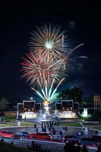 Kraliyet Parkı Rajapruek Chiangmai Tayland 'da çok güzel havai fişekler..