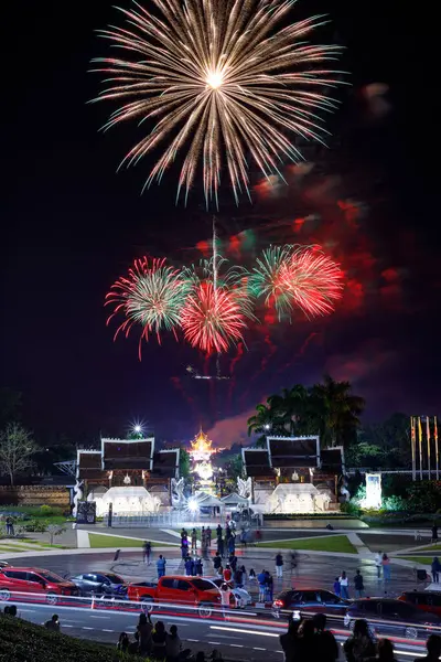 Kraliyet Parkı Rajapruek Chiangmai Tayland 'da çok güzel havai fişekler..