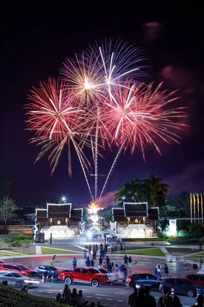Kraliyet Parkı Rajapruek Chiangmai Tayland 'da çok güzel havai fişekler..