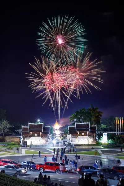 Kraliyet Parkı Rajapruek Chiangmai Tayland 'da çok güzel havai fişekler..