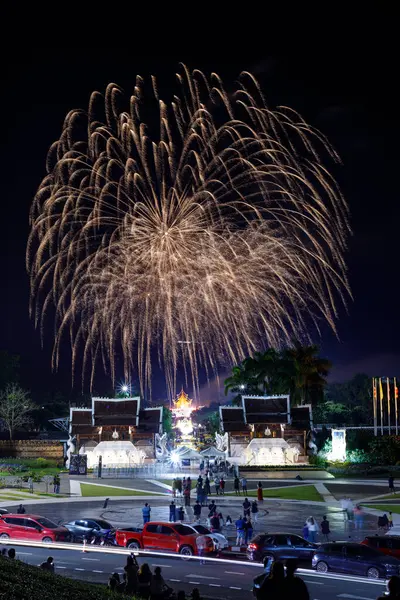 Kraliyet Parkı Rajapruek Chiangmai Tayland 'da çok güzel havai fişekler..