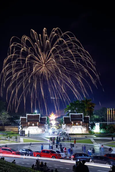 Kraliyet Parkı Rajapruek Chiangmai Tayland 'da çok güzel havai fişekler..