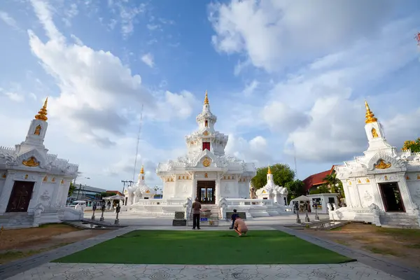 Nakhon Si Thammarat Provinc şehrinin arkasındaki din