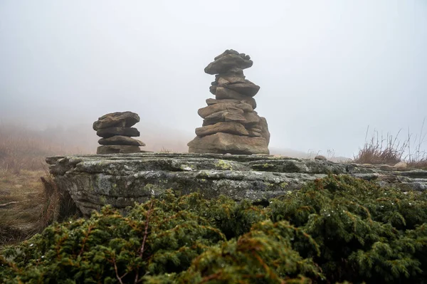Steinskulptur Aus Steinen Auf Dem Berg Nebel Und Bergnatur — Stockfoto