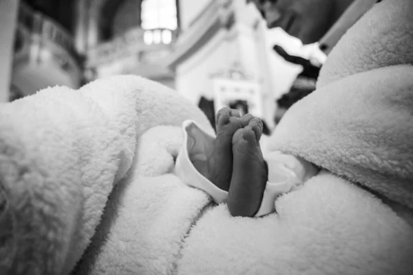教会での子供の洗礼新生児の足洗礼の儀式の終わり 選択的焦点 — ストック写真