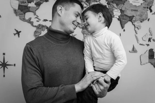 幸せそうな父親が息子の腕を抱いて笑っていました 幸せな家族 父と息子 — ストック写真