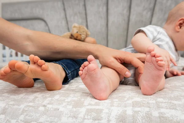 Gambe Dei Bambini Primo Piano Bambini Sono Sdraiati Sul Letto — Foto Stock