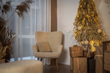 Uzay sanatının, ahşap tarzın ve iç güzelliğinin Noel ağacı. Tatili bekliyorum.