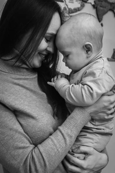 幼い可愛い母親は幼い息子を抱えてる腕に笑顔に抱擁 若い家族母親と息子の教育感情抱擁 — ストック写真